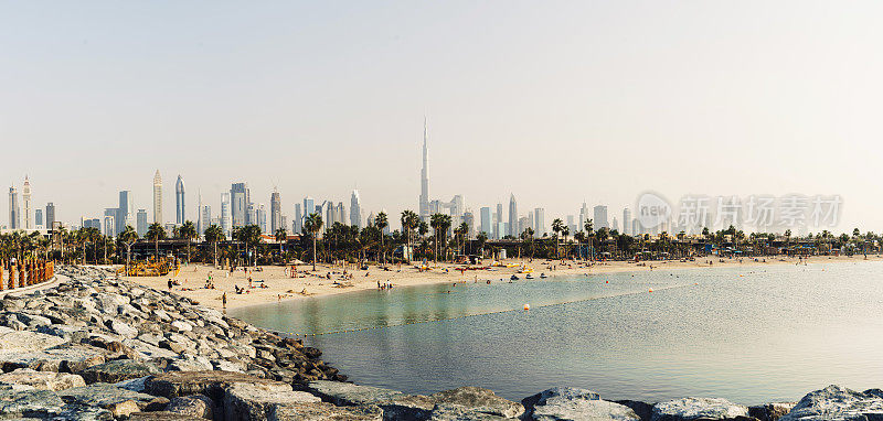La Mer海滩和迪拜市中心的天际线全景